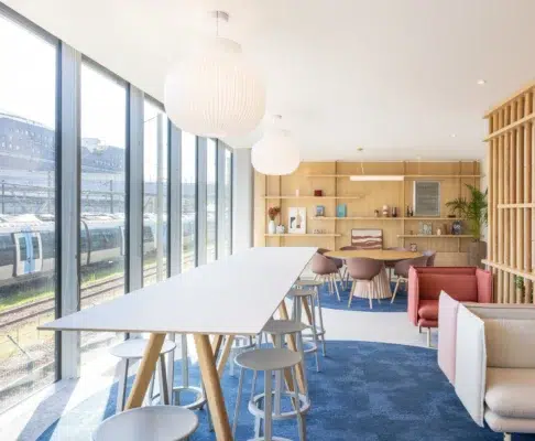 Un hub moderne et polyvalent par Axess Workplace à Paris 17 | Espace Collaboratif et Convivial