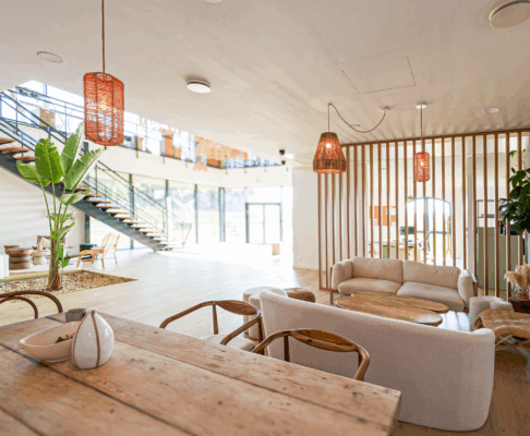 Aménagement d’un siège social chaleureux à Verson pour la Maison Artyfêtes par Axess Workplace